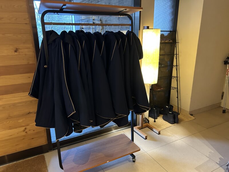 「蔵王の森」がつくる美と健康の温泉宿　ゆと森倶楽部　入口横のポンチョ