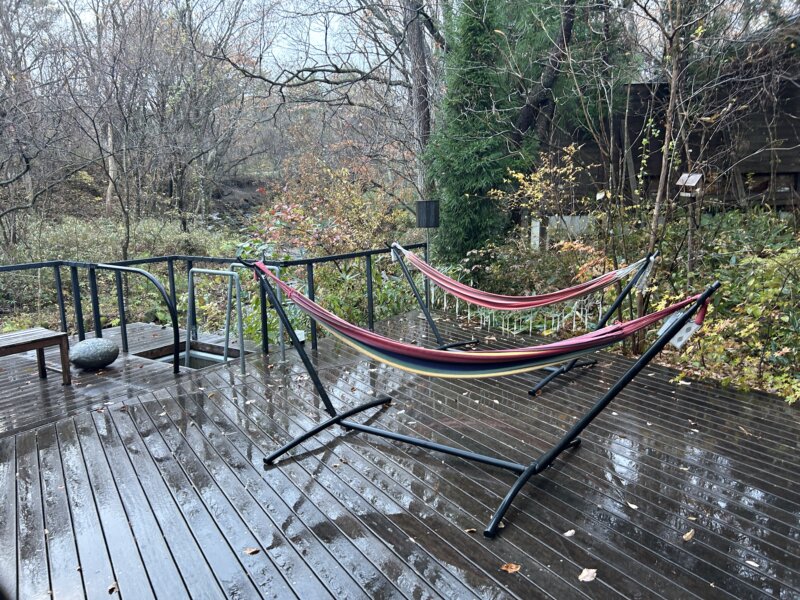 「蔵王の森」がつくる美と健康の温泉宿　ゆと森倶楽部　川のコテージのハンモック