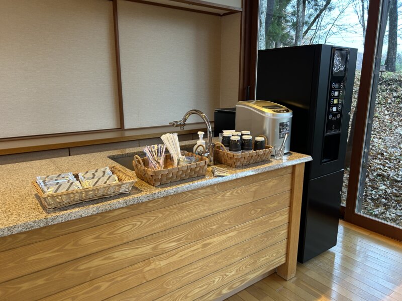 「蔵王の森」がつくる美と健康の温泉宿　ゆと森倶楽部　川のコテージ　ドリンクやお菓子