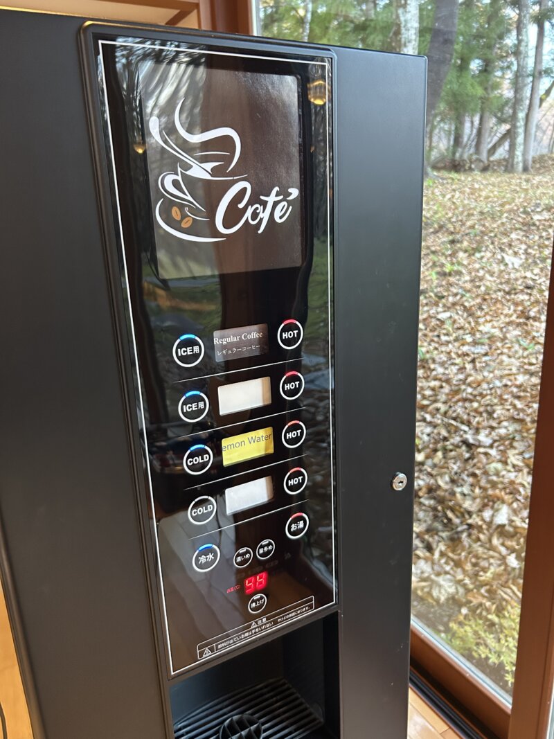 「蔵王の森」がつくる美と健康の温泉宿　ゆと森倶楽部　川のコテージのドリンクマシーン