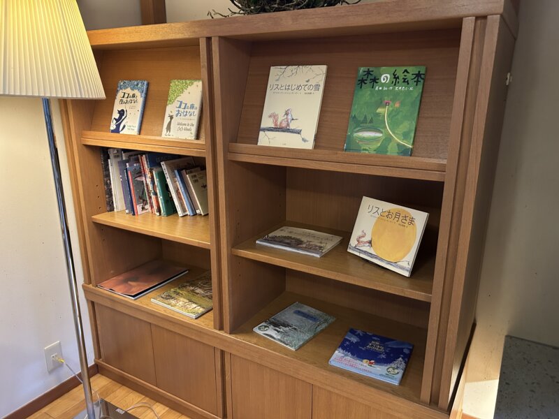 「蔵王の森」がつくる美と健康の温泉宿　ゆと森倶楽部　川のコテージにある絵本
