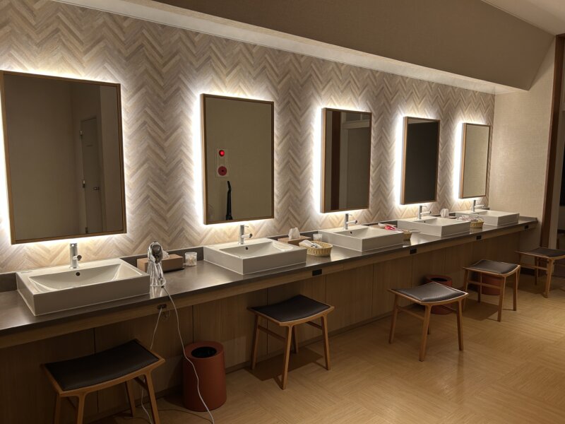 「蔵王の森」がつくる美と健康の温泉宿　ゆと森倶楽部　大浴場洗面所