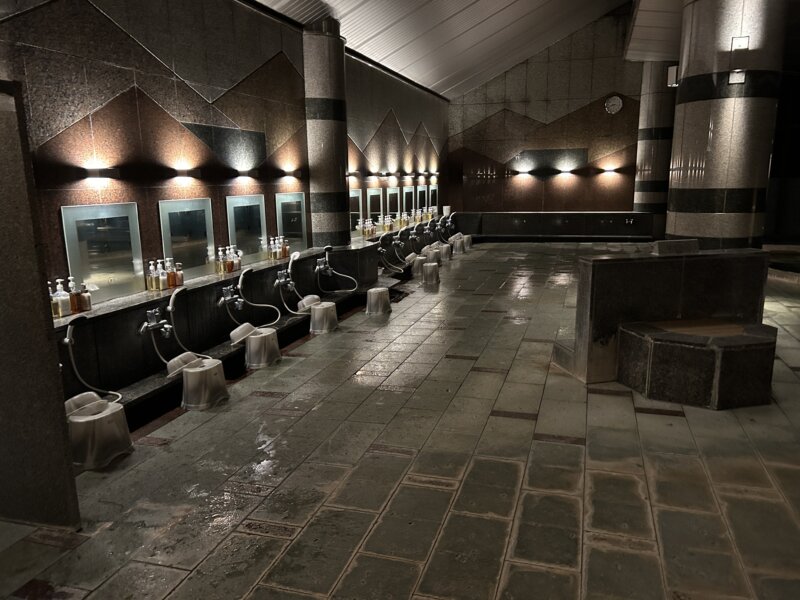 「蔵王の森」がつくる美と健康の温泉宿　ゆと森倶楽部　大浴場の広い洗い場