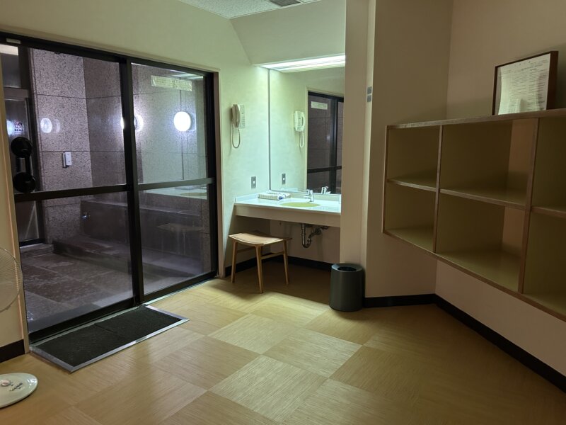 「蔵王の森」がつくる美と健康の温泉宿　ゆと森倶楽部　館内貸切風呂「りんどう」脱衣所