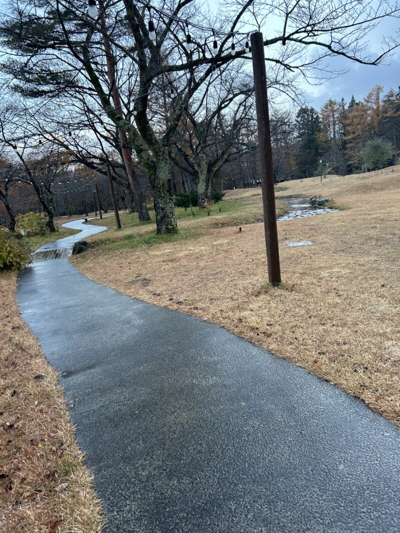 「蔵王の森」がつくる美と健康の温泉宿　ゆと森倶楽部　庭の小径