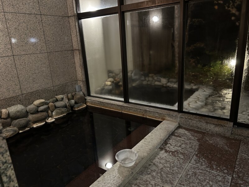 「蔵王の森」がつくる美と健康の温泉宿　ゆと森倶楽部　館内貸切風呂「りんどう」内湯