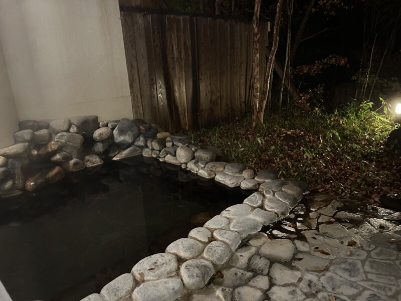 「蔵王の森」がつくる美と健康の温泉宿　ゆと森倶楽部　館内貸切風呂「りんどう」露天風呂