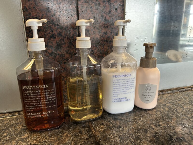 「蔵王の森」がつくる美と健康の温泉宿　ゆと森倶楽部　大浴場のプロバンシアのシャンプー類