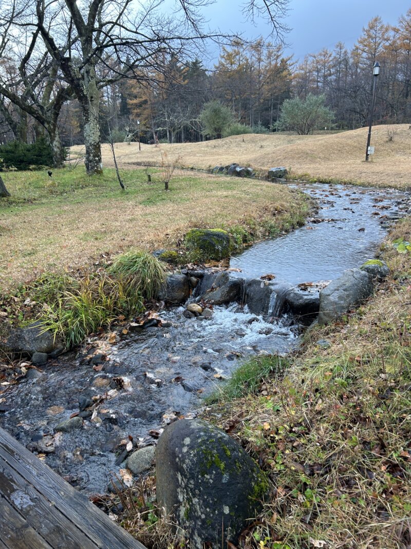 「蔵王の森」がつくる美と健康の温泉宿　ゆと森倶楽部　庭に流れる小川
