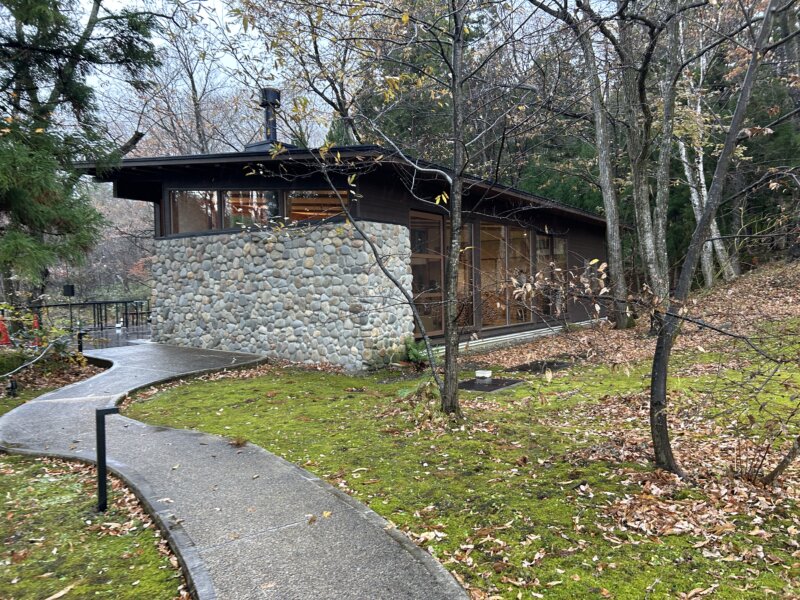 「蔵王の森」がつくる美と健康の温泉宿　ゆと森倶楽部　川のコテージ外観