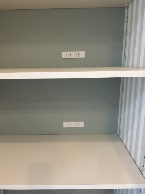 サイズをしっかり考えてつけたアーチ内のコンセント