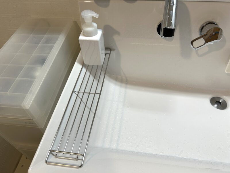 我が家が採用したリクシルピアラの洗面台（間口750mm）の濡れたものを気兼ねなく置けるウェットパレット