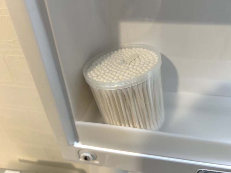 我が家が採用したリクシルピアラの洗面台（間口750mm）のミラーキャビネットに綿棒ケースを置いてみたところ