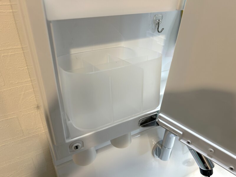 我が家が採用したリクシルピアラの洗面台（間口750mm）のミラーキャビネットからはみ出るダイソーの積み重ね収納ボックス