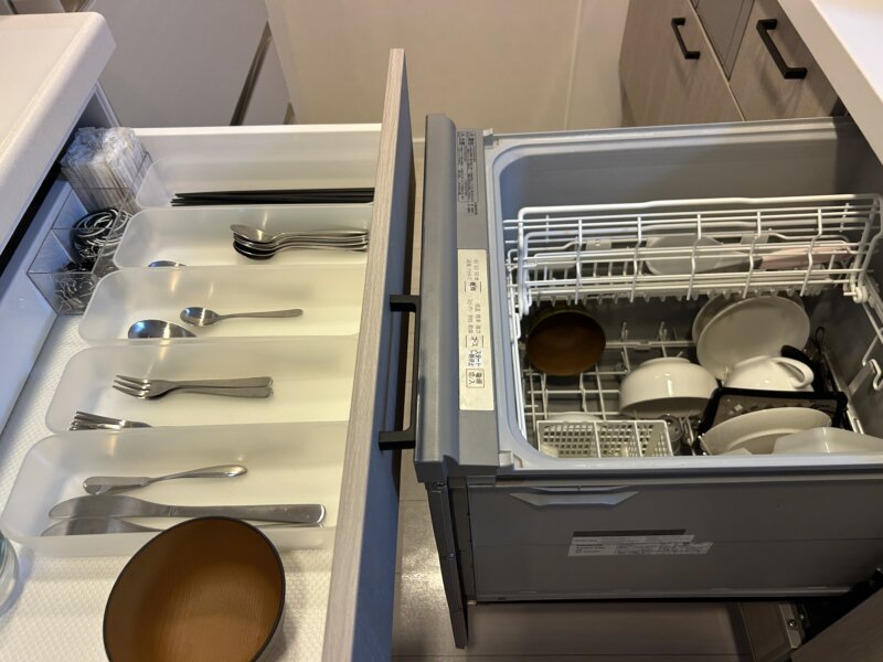 通路幅770mmのキッチンで、カップボードの引き出しと食洗機をいっぱいまで引き出してみたところ