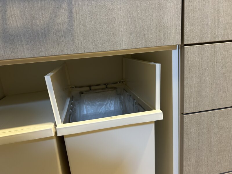 リクシルESシリーズカップボードに収納したケユカ両開きダストボックスのふたを開けたところ