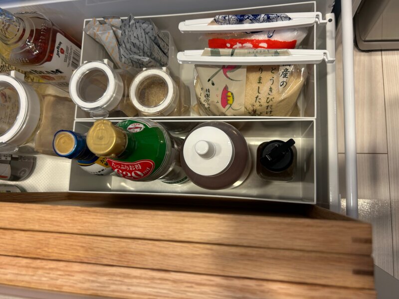 リクシルESシリーズカップボードスライドストッカー4段目の調味料は無印ファイルボックスに収納