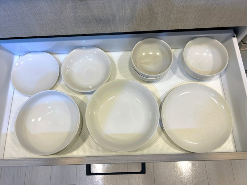 リクシルESシリーズカップボードスライドストッカー2段目に収納された1軍食器(無印良品磁器ベージュシリーズ)