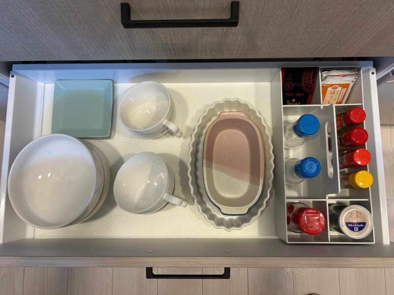 リクシルESシリーズカップボードスライドストッカー3段目に収納された2軍食器と卓上調味料