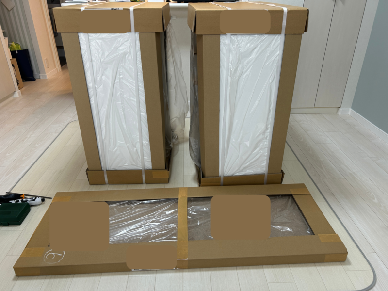 住設ショップHARUTAS 楽天市場店で購入したリクシルESシリーズのカップボードを部屋に運び入れたところ