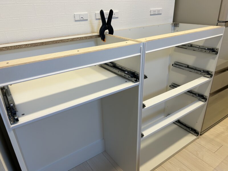 DIY作業中、家具連結用クランプで固定しているリクシルESシリーズのカップボード