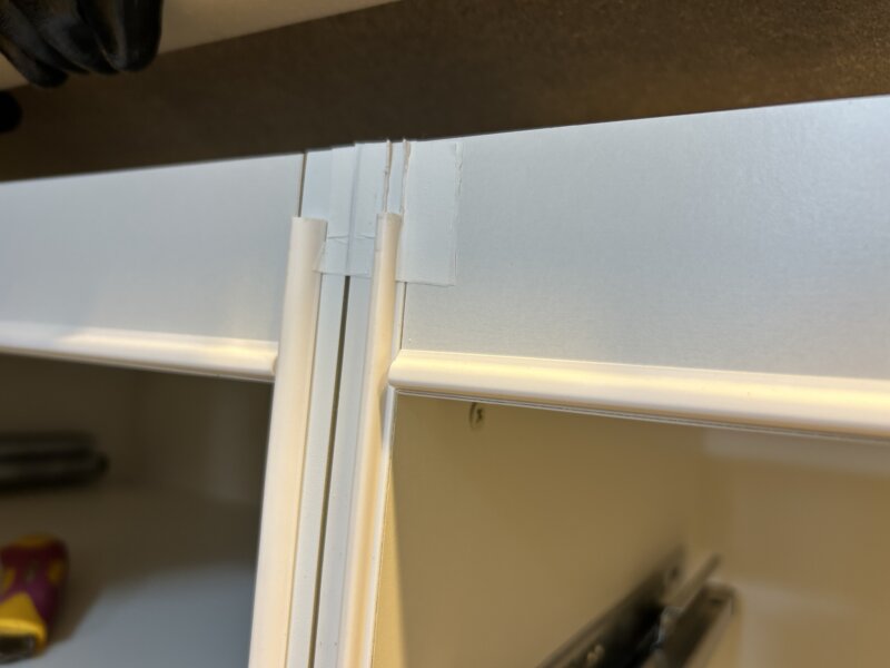 DIY作業中、側板パッキンの切り欠き加工をしているリクシルESシリーズのカップボード