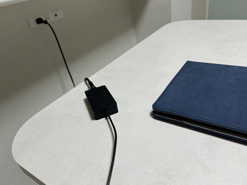 ダイニングのキッチンカウンター下に増設したコンセントにパソコンの電源を繋いだところ