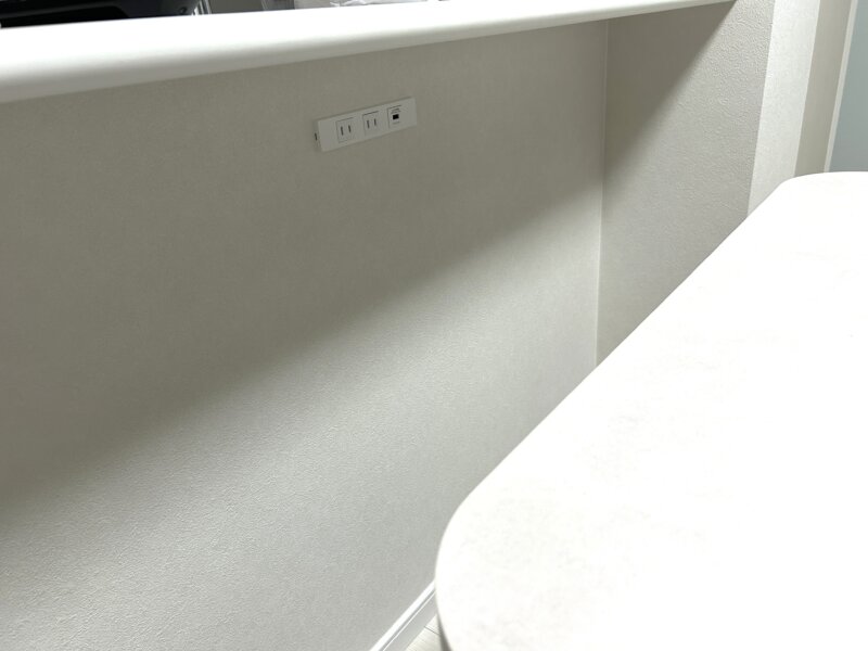 ダイニングのキッチンカウンター下に増設したコンセントとUSBポート