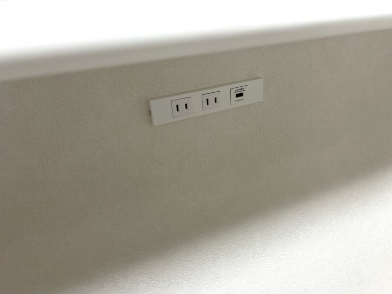 ダイニングのキッチンカウンター下に増設したコンセントとUSBポート