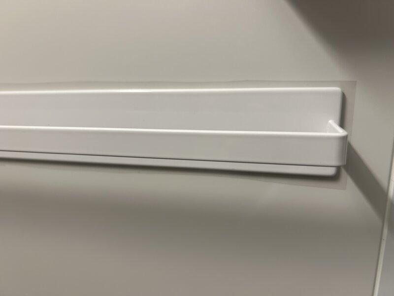 マグネット収納の下にiPad用保護フィルムを貼って壁を保護しているところ