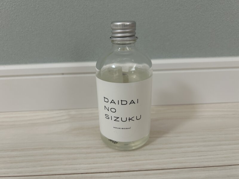 掃除のプロである茂木和哉氏が開発した植物由来の成分でシール跡や油性ペンなどの頑固な汚れもスルッと落とせる橙の雫