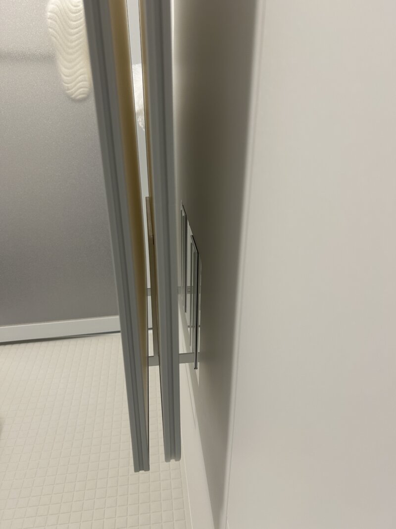 tower風呂蓋スタンドで風呂蓋を収納したところ(隙間ができてぬめりにくい)