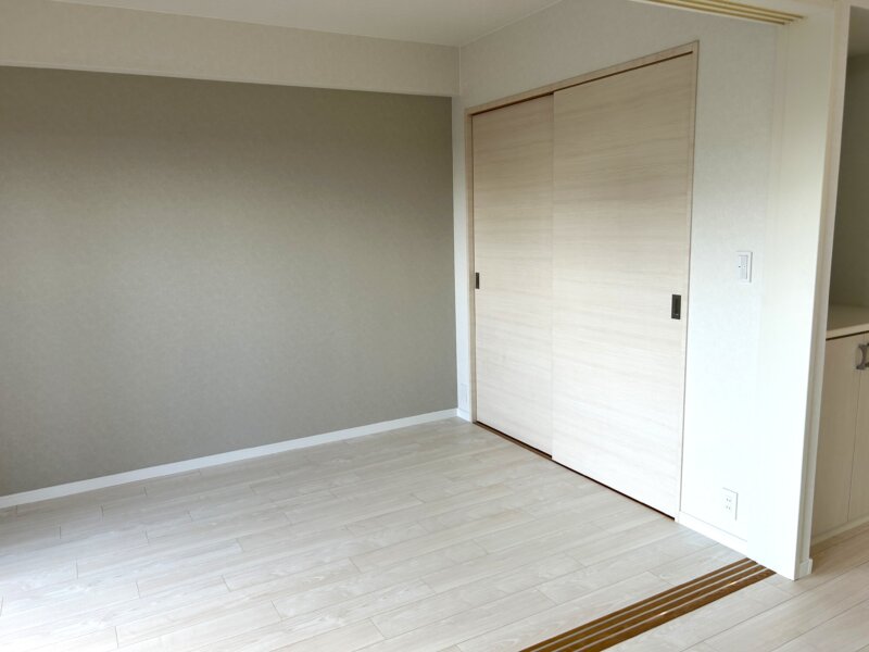 マンションリフォームでダイケンイエリアオトユカ45ネオホワイトを採用した居室