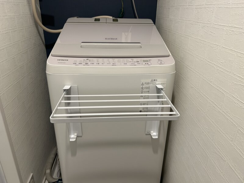 省スペースで便利なtower洗濯機横折り畳みマグネット棚を広げたところ