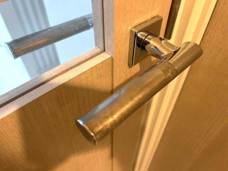 劣化が激しい建具の取っ手