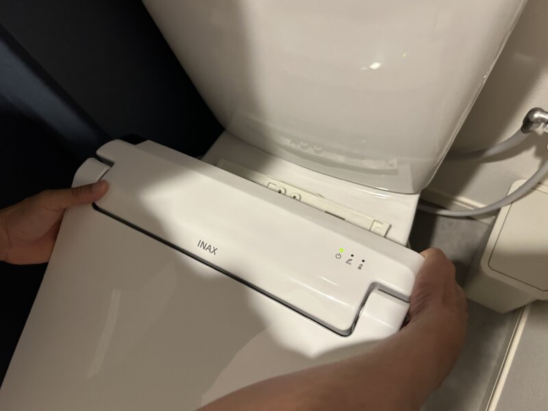 リクシルアメージュトイレ(分離型)の本体を手前にスライドさせているところ