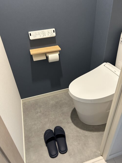 アクセントクロスのネイビーともピッタリでオシャレに見えるニトリのトイレスリッパ