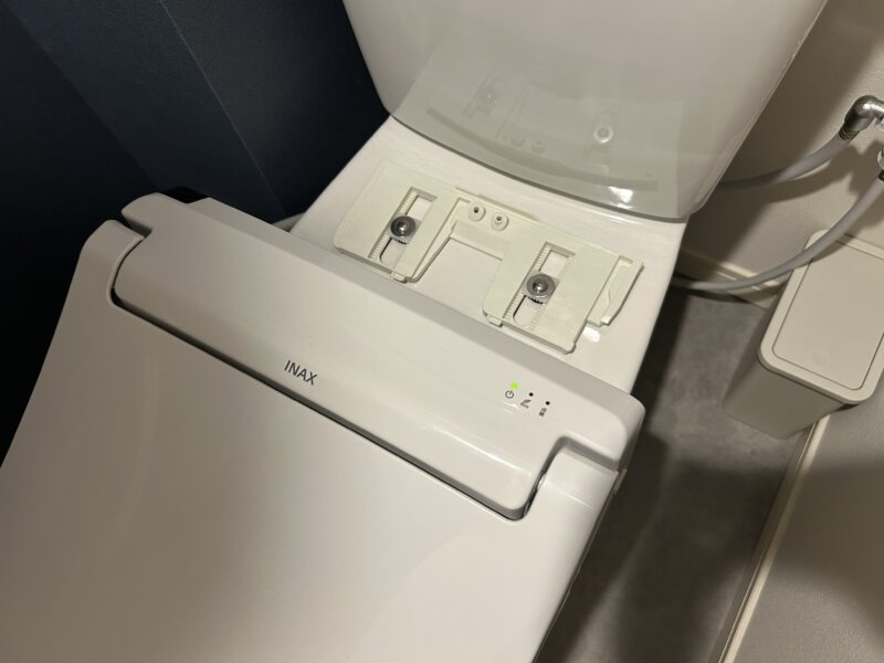 リクシルアメージュトイレ(分離型)の本体を手前にスライドさせたところ