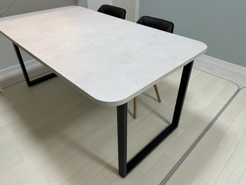 R加工で柔らかい雰囲気になったテコデザインcento(160×90)サイズのダイニングテーブル