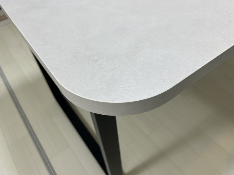 角をR加工してもらったテコデザインcento(160×90)サイズのダイニングテーブル