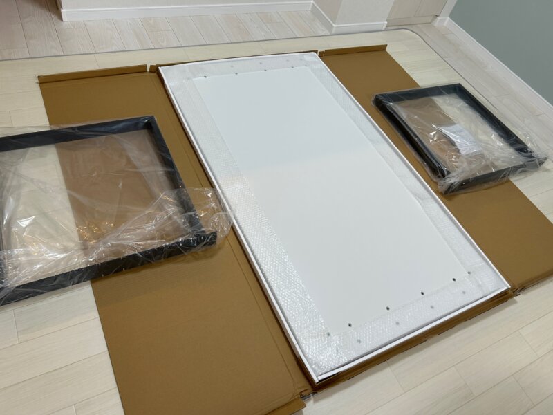 テコデザインcento(160×90)サイズのダイニングテーブルを開梱したところ
