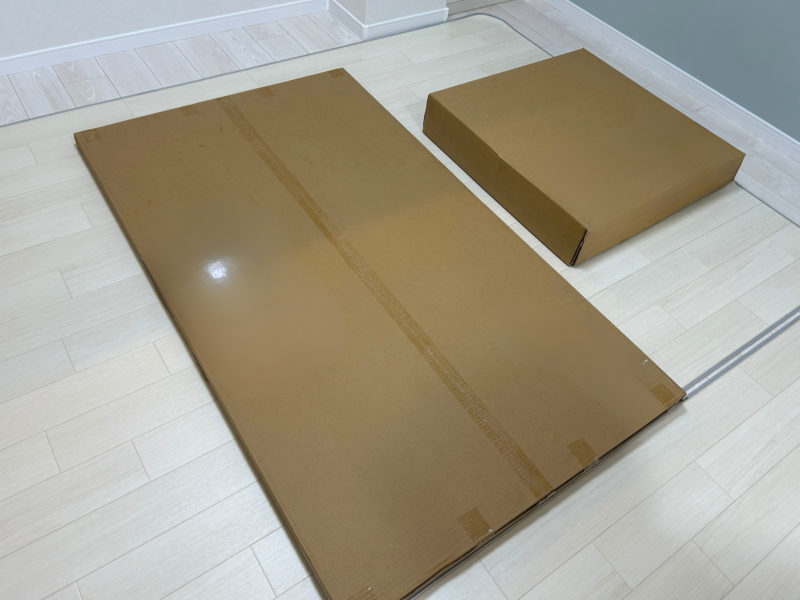 テコデザインcento(160×90)サイズのダイニングテーブルが届いたところ