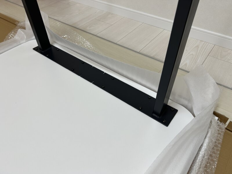 テコデザインcento(160×90)サイズのダイニングテーブルを組み立てているところ