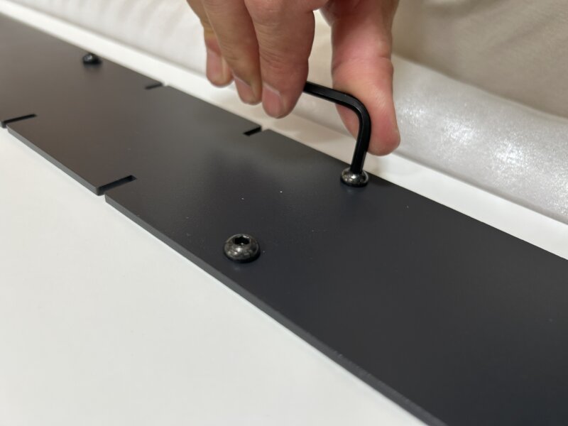 テコデザインcento(160×90)サイズのダイニングテーブルを組み立てているところ
