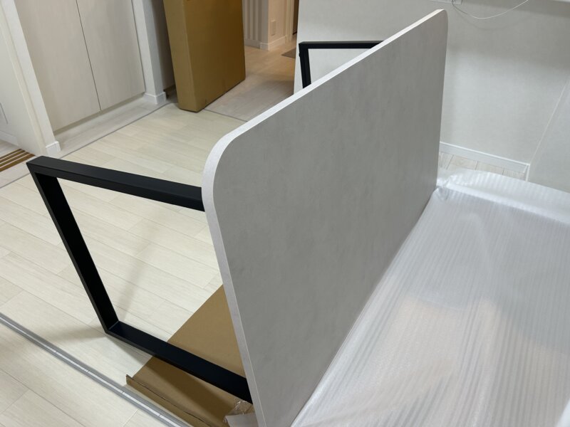完成したテコデザインcento(160×90)サイズのダイニングテーブルをひっくり返すところ（重いので注意！）