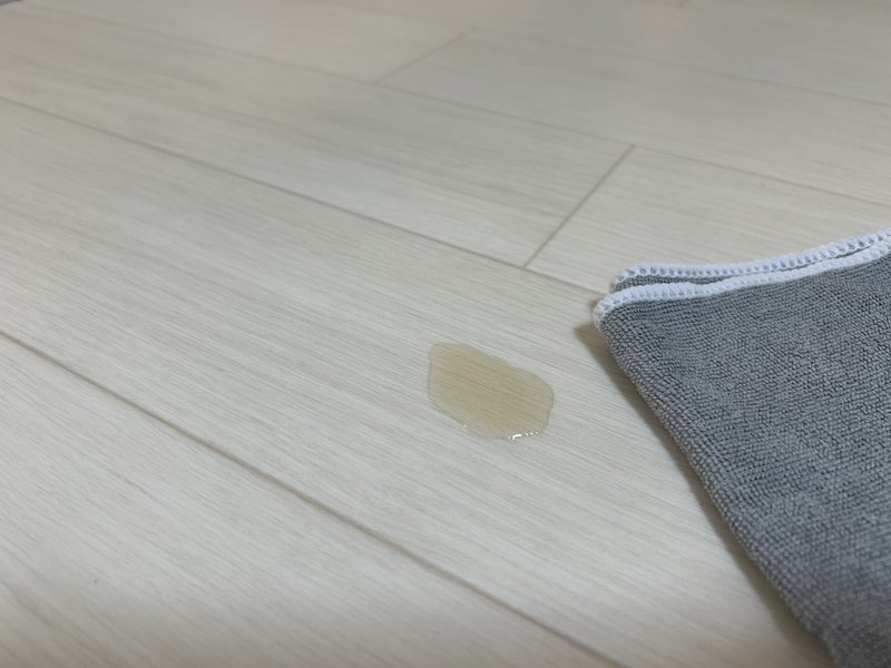 撥水加工で液体をバッチリはじく楽天市場「インテリアショップゆうあい」の木目調ダイニングラグ(ホワイト)