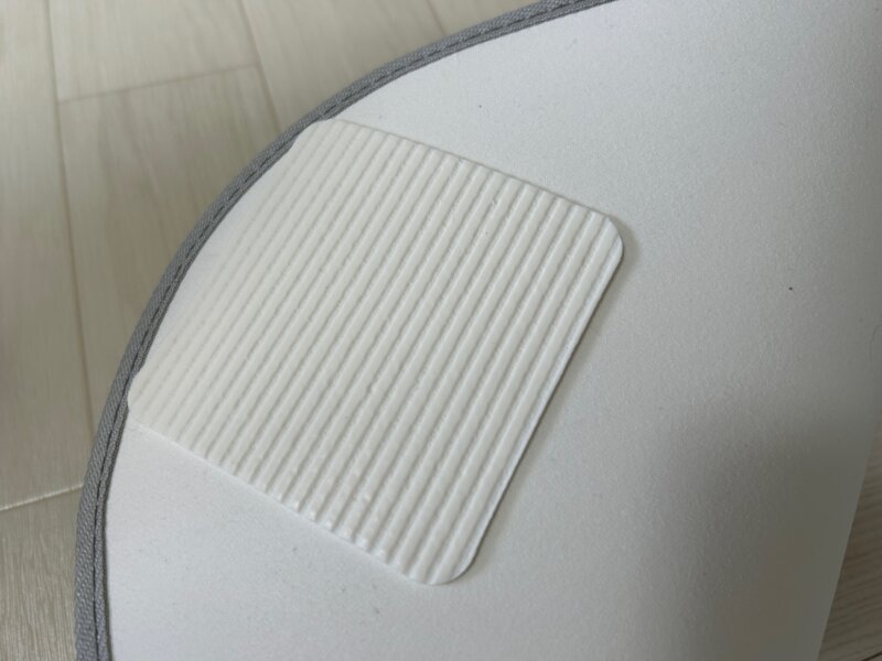 「マットの裏に貼るだけでスベリを防ぐすべり止めシート」をダイニングラグの裏面に貼りつけたところ