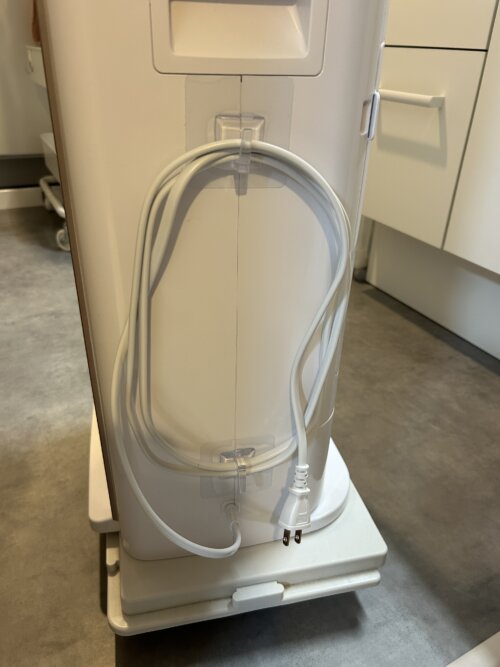 アイリスオーヤマ サーキュレーター衣類乾燥除湿器 8L（型番：KIJDC-N80）のコードがだらんとならないように100均フックで工夫してみた