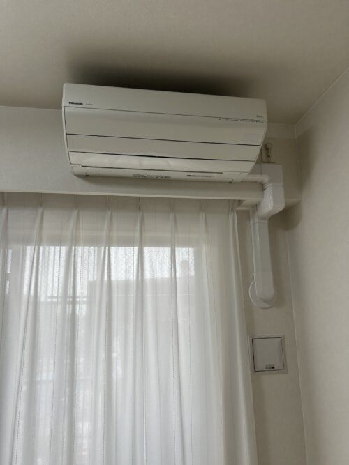 引越し業者に取り付けてもらったリビングのエアコン