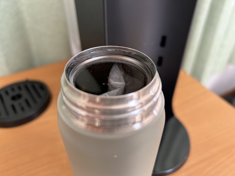 ティファールの瞬間湯沸かしケトル「ヴィテス 2.0L」500mlの湯量設定で溢れそうになっているサーモスの水筒(500ml)